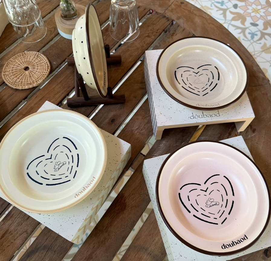 MeAura cat feeding bowls in soft pastel colours with matching raised stands